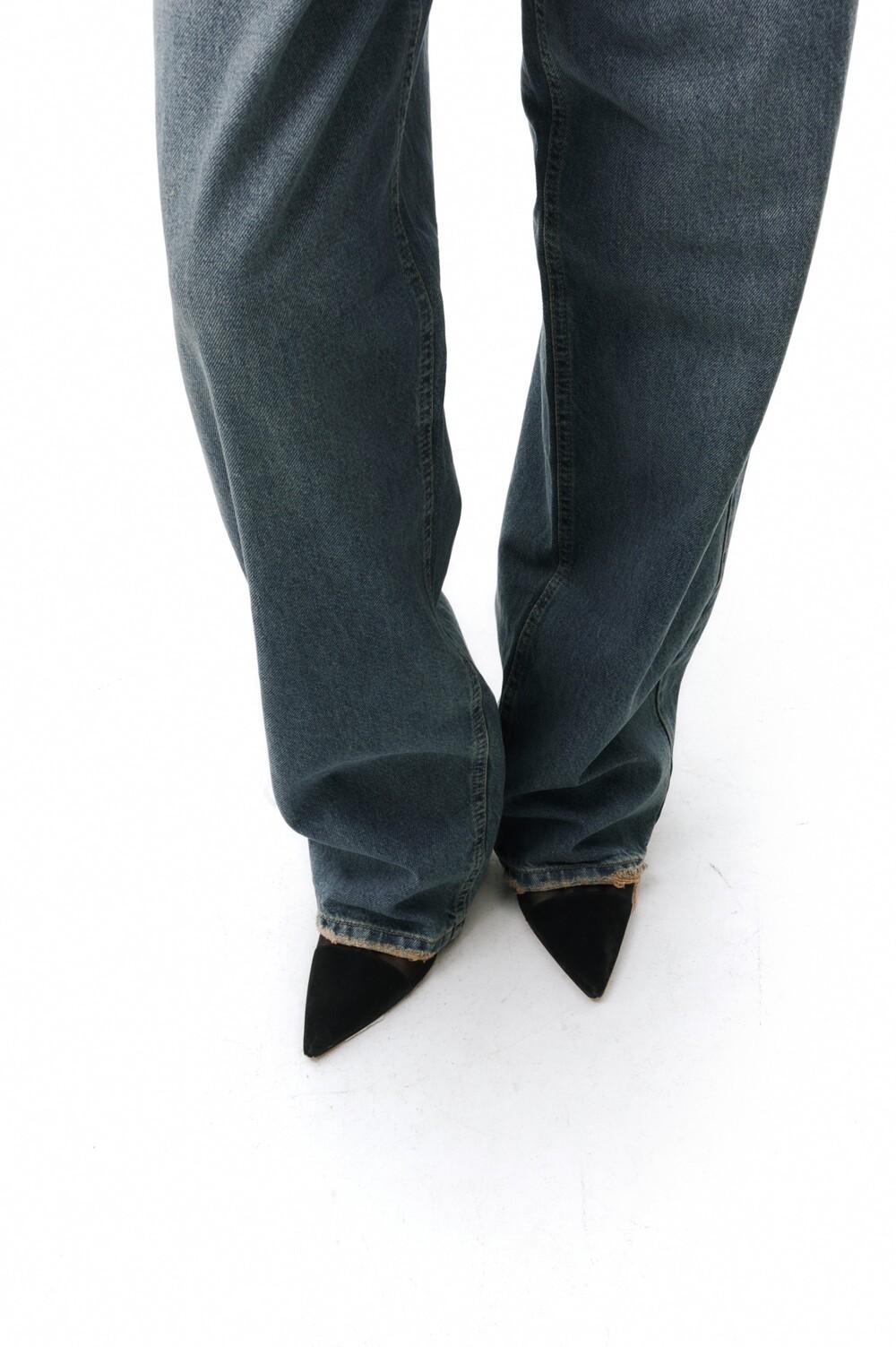 Relaxed jeans with a distressed effect